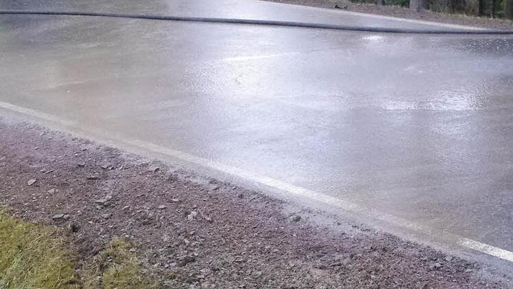 An dieser Stelle kreuzte der Wagen (im Hintergrund) die KC 21. Die Spuren sind noch deutlich zu erkennen.