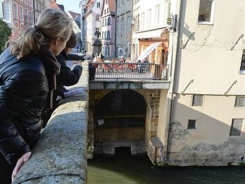 Kerstin Werner und Detlev Hohmuth blicken auf das Tor unterhalb der Oberen Brücke, an dem nach ihrem Wunsch ein Steg anschließen könnte. Er würde nach ihren Vorstellungen unter der Unteren Brücke durch bis zum Sandkerwastrand führen. Fotos: Ronald Rinklef