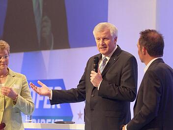 Prominente Schützenhilfe für Oberfrankens CSU-EU-Kandidatin bei der Wahl am 25. Mai: Ministerpräsident Horst Seehofer und Monika Hohlmeier stellten am Montagabend in der Kulmbacher Stadthalle ihre Visionen für Europa vor.