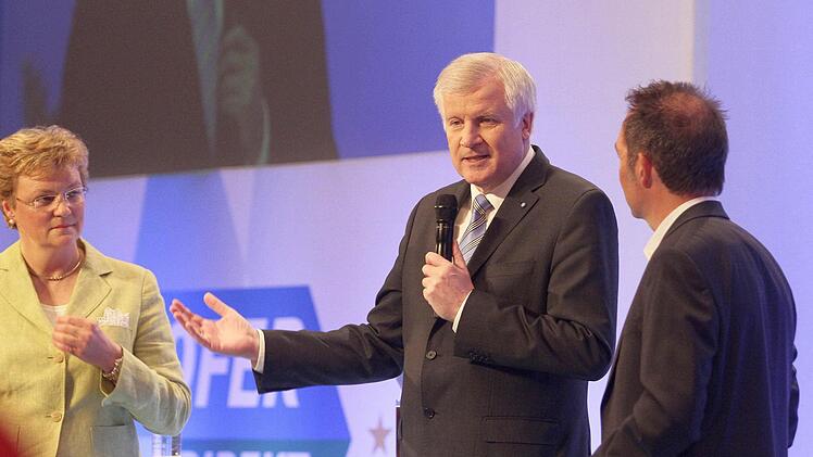 Prominente Schützenhilfe für Oberfrankens CSU-EU-Kandidatin bei der Wahl am 25. Mai: Ministerpräsident Horst Seehofer und Monika Hohlmeier stellten am Montagabend in der Kulmbacher Stadthalle ihre Visionen für Europa vor.