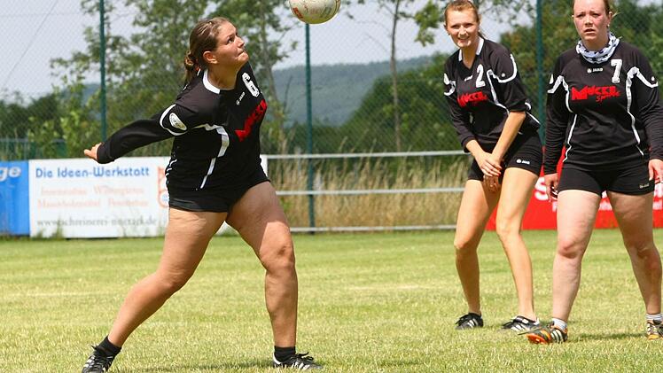 Spielführerin Nina Vonbrunn (links).