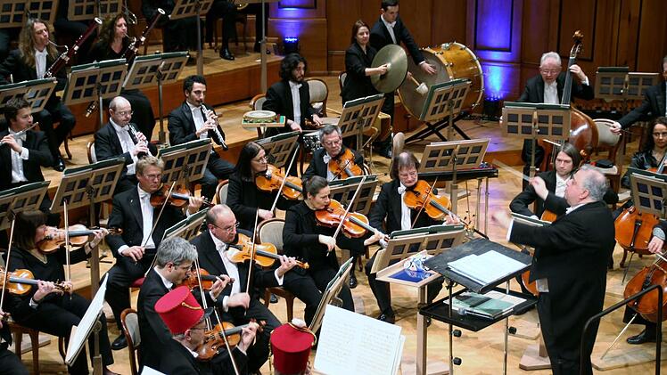 Russische Offiziersmützen für den Kapellmeister und den 2. Geiger zur Musik aus Georgien. Foto: Werner Vogel