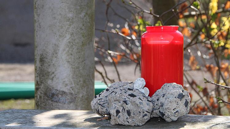Eine Kerze erinnert an den verunglückten Baggerführer. Foto: Ulrike Müller