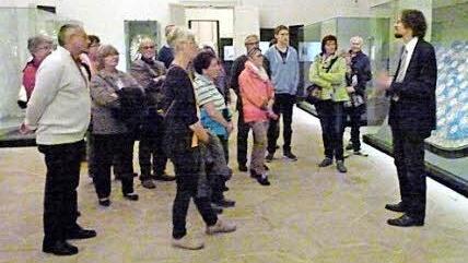 Holger Kempkens erläutert im Diözesanmuseum die weltweit einzigartigen Kaisermäntel. Foto: Marion Krüger-Hundrup