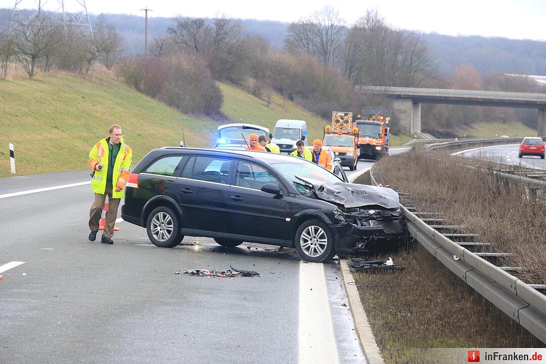 Pkw kracht auf A70 bei Scheßlitz gegen Leitplanke