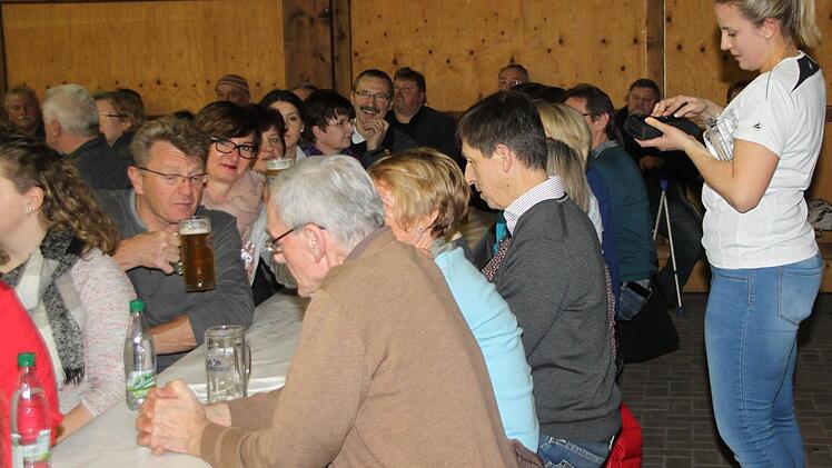 Freie Plätze gab es in der Mainleuser Sommerhalle nicht bei der Podiumsdiskussion der Bayerischen Rundschau mit den drei Bürgermeisterkandidaten. Foto: Stephan Tiroch