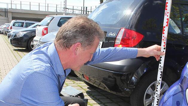 Norbert Wirth vermisst ein Auto nach einem Unfall. Fotos: Groscurth