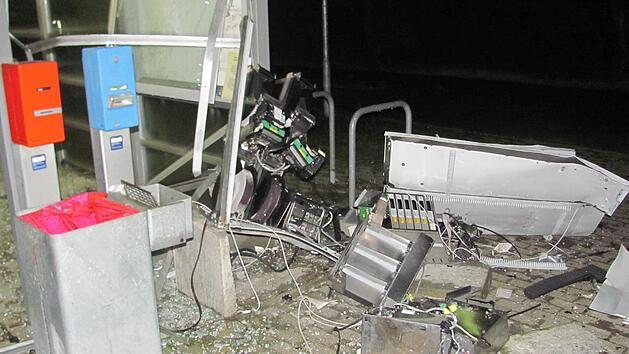 Bei der Sprengung dieses Fahrkartenautomaten an der Bahnstrecke zwischen W&uuml;rzburg und Tauberbischofsheim verletzte sich der Mann aus Zeitlofs t&ouml;dlich. Foto: Polizeidirektion Tauberbischofsheim