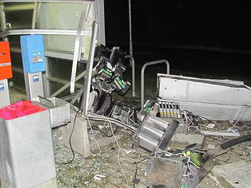 Bei der Sprengung dieses Fahrkartenautomaten an der Bahnstrecke zwischen Würzburg und Tauberbischofsheim verletzte sich der Mann aus Zeitlofs tödlich. Foto: Polizeidirektion Tauberbischofsheim