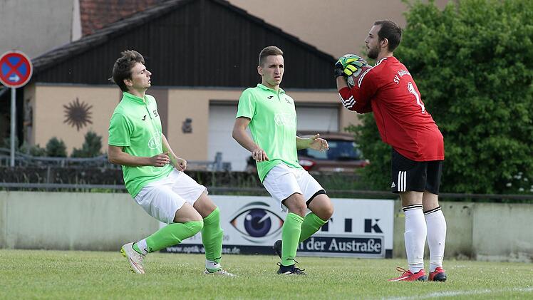 SVH-Torwart Marco Scholz fängt den Ball sicher, die beiden Kemmerner Jonas Preiss (l.) und Kevin Will haben keine Chance.