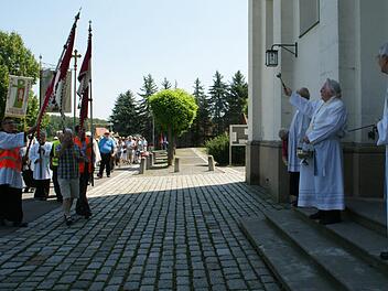 Ein Teil der Mesner pilgerte von Zeil nach Maria Limbach. An der Wallfahrtskirche empfingen Erzbischof Ludwig Schick und Pfarrer Pottler (von rechts) die Gruppe.  Foto: Sabine Weinbeer
