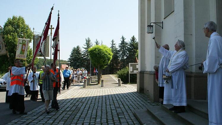 Ein Teil der Mesner pilgerte von Zeil nach Maria Limbach. An der Wallfahrtskirche empfingen Erzbischof Ludwig Schick und Pfarrer Pottler (von rechts) die Gruppe.  Foto: Sabine Weinbeer