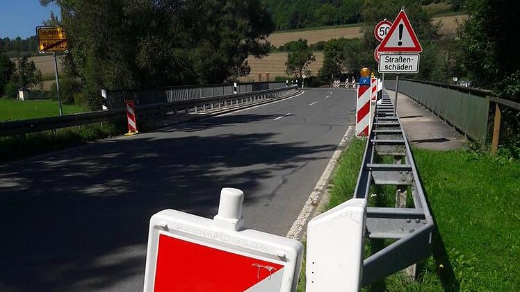 Die Fräsarbeiten an der Deckschicht der Staatsstraße 2182 machen eine Sperrung notwendig. Foto: Jochen Nützel