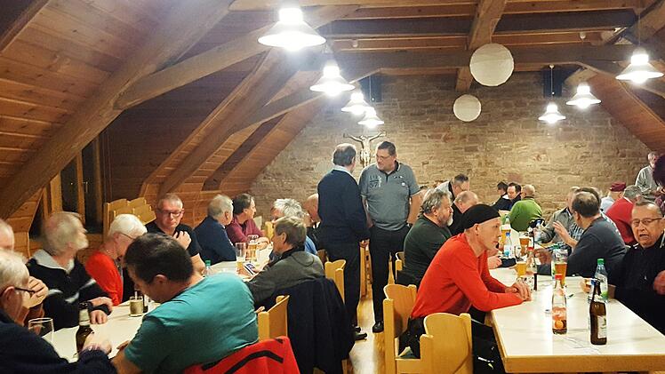 Einen Schafkopf zu "klopfen" und eventuell einen Preis zu gewinnen war ganz nach dem Geschmack der 64 Teilnehmer.  Foto: Hiltrud Jopp