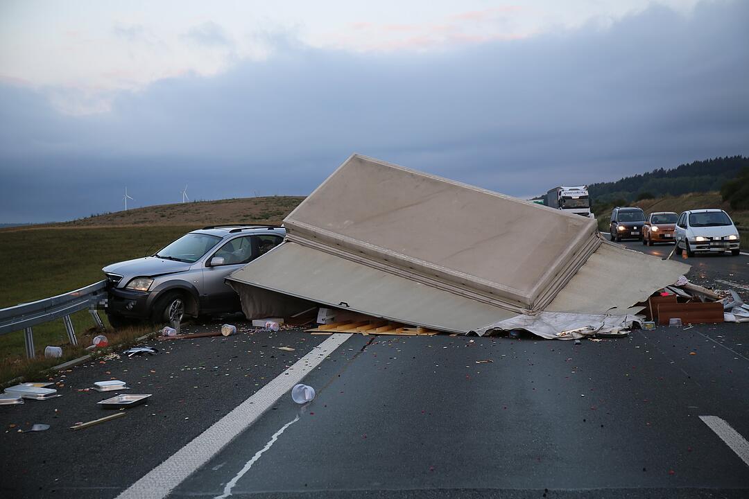 Anhänger umgekippt - Gummibärchen auf der A9 verteilt
