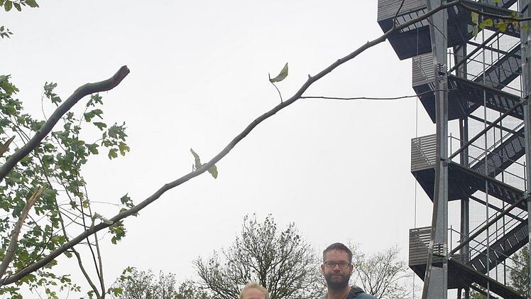 Philipp Bausch, stellvertretender Forstbetriebsleiter, und Praktikantin Judith Kefer stehen inmitten der gefällten Buchen am Fuße des Aussichtsturms auf der Mottener Haube. Foto: Stephanie Elm