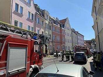 Feuerwehr kämpft gegen Kellerbrand