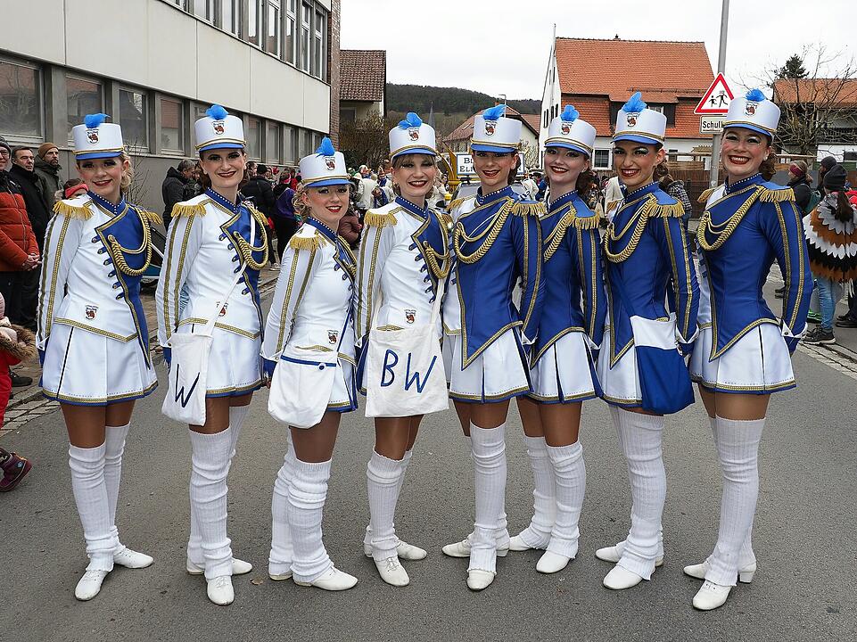 Mit vielen Fuß- und Musikgruppen