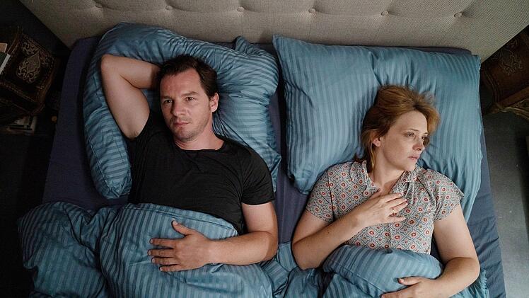 Durch das gemeinsame Geheimnis kommen sich Paul (Felix Klare) und Nina (Laura Tonke) wieder n&auml;her.