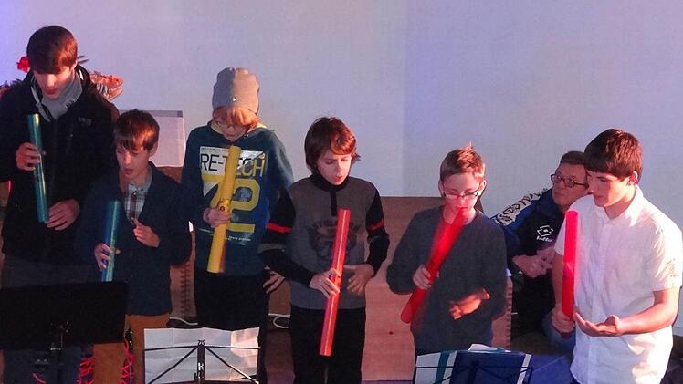 Das Percussionsensemble entführte mit Boomwhackers kurz nach Japan.