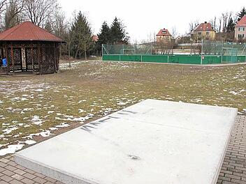 Neuer Aufschlag: Viele Pläne gab es schon für die Wiese zwischen Realschule und Coburger Straße. Zuletzt war ein Busbahnhof im Gespräch, jetzt könnten dort Hallenbad-Neubau und Blockheizkraftwerk kombiniert werden. Das Kunstrasen-Minispielfeld müsste dann weichen, der Pavillon vermutlich nicht. Foto: Ralf Kestel