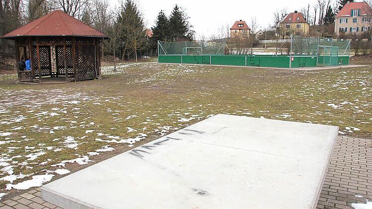 Neuer Aufschlag: Viele Pläne gab es schon für die Wiese zwischen Realschule und Coburger Straße. Zuletzt war ein Busbahnhof im Gespräch, jetzt könnten dort Hallenbad-Neubau und Blockheizkraftwerk kombiniert werden. Das Kunstrasen-Minispielfeld müsste dann weichen, der Pavillon vermutlich nicht. Foto: Ralf Kestel