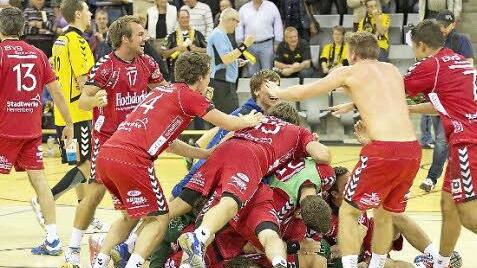 Natürlich kannte der Jubel im Lager der Gäste nach dem Siegeswurf von Torwart Markus Eipperle keine Grenzen. Der "Matchwinner" wurde schließlich unter einer Spielertraube "begraben". Foto: Uwe Gick