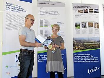 Weg von der Atomenergie, hin zu regenerativen Energien: Die Ausstellung "Energie(ein)wände" wurde am Montag im Ossarium in Ebern eröffnet. Mehrere Experten in Sachen Klimaschutz, mitunter Gunter Häckner (links) und Bettina Stroh, haben diese Ausstellung zusammen mit interessierten Bürgern konzipiert.  Foto: Brenda Pfenning