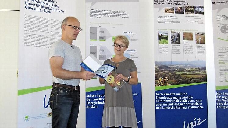 Weg von der Atomenergie, hin zu regenerativen Energien: Die Ausstellung "Energie(ein)wände" wurde am Montag im Ossarium in Ebern eröffnet. Mehrere Experten in Sachen Klimaschutz, mitunter Gunter Häckner (links) und Bettina Stroh, haben diese Ausstellung zusammen mit interessierten Bürgern konzipiert.  Foto: Brenda Pfenning