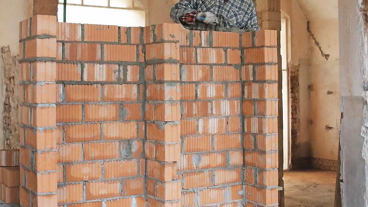 Exklusiver Wartebereich: Aktuell werden nach altem Vorbild Innenwände gemauert, in die die historischen Sitznischen passen.