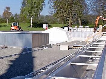 Das wird das neue Nichtschwimmerbecken - mit Blick auf das Schwimmerbecken, die miteinander verbunden sind.