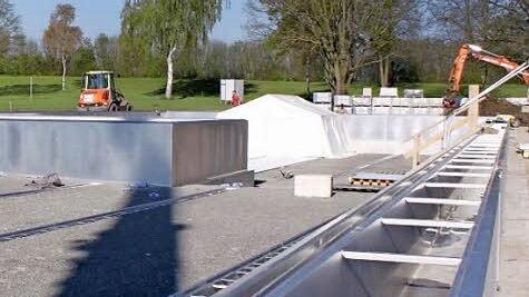 Das wird das neue Nichtschwimmerbecken - mit Blick auf das Schwimmerbecken, die miteinander verbunden sind.