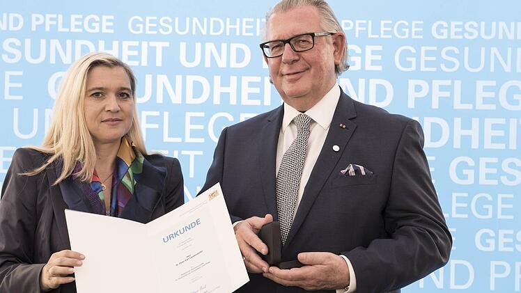 Staatsministerin Melanie Huml zeichnet Peter Landendörfer aus. Foto: Staatsministerium