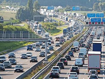 Kritiker f&uuml;rchten, dass die Neuregelung des L&auml;nderfinanzausgleichs zu viele Schlupfl&ouml;cher f&uuml;r Privatisierungen von Fernstra&szlig;en offen l&auml;sst. Unser Bild zeigt die Autobahn 8 bei Stuttgart. Foto: Sebastian Kahnert, dpa