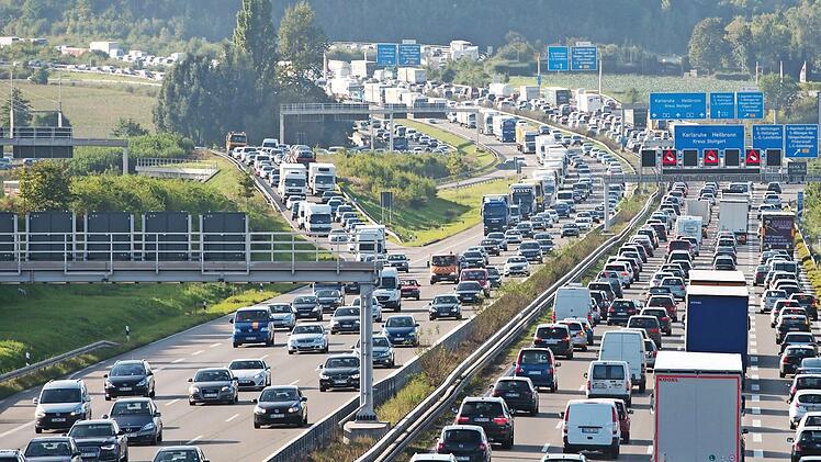 Kritiker f&uuml;rchten, dass die Neuregelung des L&auml;nderfinanzausgleichs zu viele Schlupfl&ouml;cher f&uuml;r Privatisierungen von Fernstra&szlig;en offen l&auml;sst. Unser Bild zeigt die Autobahn 8 bei Stuttgart. Foto: Sebastian Kahnert, dpa