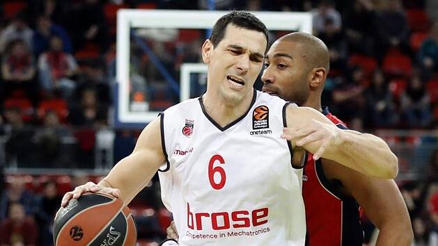 Nikos Zisis, der sich hier gegen Jayson Granger durchsetzt, war einer der wenigen Bamberger, der offensiv Akzente setzte. Mit 17 Punkten war der Grieche bester Werfer seines Teams. Foto: imago