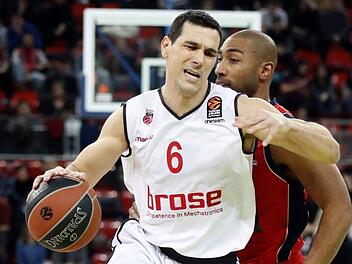 Nikos Zisis, der sich hier gegen Jayson Granger durchsetzt, war einer der wenigen Bamberger, der offensiv Akzente setzte. Mit 17 Punkten war der Grieche bester Werfer seines Teams. Foto: imago
