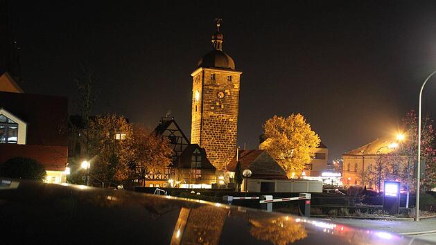 Nächtliches Stadtbild am Oberen Tor, das sich in einem Autodach spiegelt. Leuchtturm-Projekte soll Lichtenfels in Zukunft entwickeln. Welche und wie - darüber sollen die Bürger mitentscheiden. Fotos: Ramona Popp