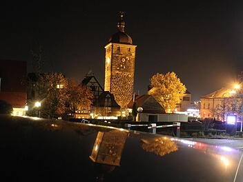 Nächtliches Stadtbild am Oberen Tor, das sich in einem Autodach spiegelt. Leuchtturm-Projekte soll Lichtenfels in Zukunft entwickeln. Welche und wie - darüber sollen die Bürger mitentscheiden. Fotos: Ramona Popp