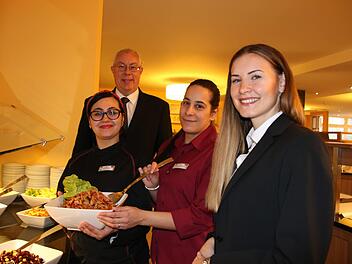 Vier Mitarbeiter, vier Herkunftsländer: Der französische "Cup-Vitalis"-Hotel-Manager Pascal Muller (hinten) mit seinen Mitarbeiterinnen (von links) Maryem Belhadi aus Marokko, Rocio de la Cinta Martin Marquez aus Spanien und Dóra Szabó-Földes aus Ungarn. Foto: Ralf Ruppert
