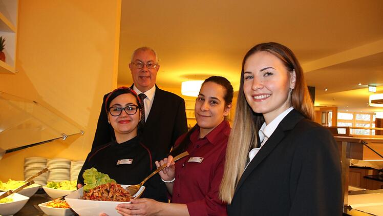 Vier Mitarbeiter, vier Herkunftsländer: Der französische "Cup-Vitalis"-Hotel-Manager Pascal Muller (hinten) mit seinen Mitarbeiterinnen (von links) Maryem Belhadi aus Marokko, Rocio de la Cinta Martin Marquez aus Spanien und Dóra Szabó-Földes aus Ungarn. Foto: Ralf Ruppert