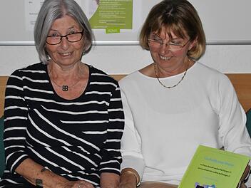 Christine Müller (l.) und Rosemarie Czegley-Albert blättern in ihrem Buch.Werner Vogel