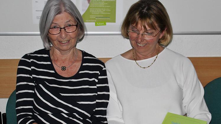 Christine Müller (l.) und Rosemarie Czegley-Albert blättern in ihrem Buch.Werner Vogel