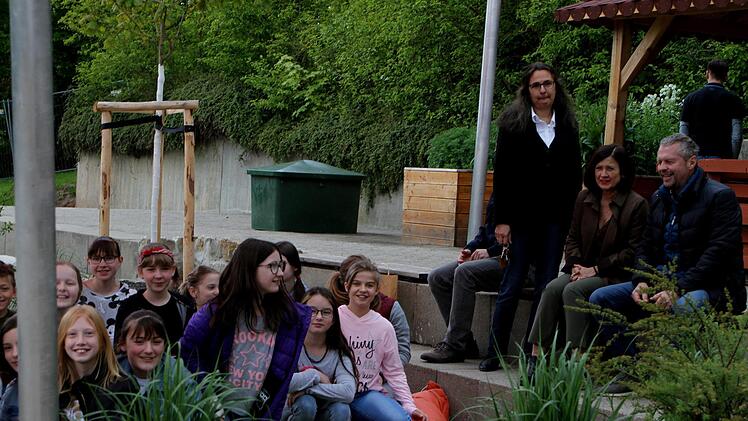 Viel Grün lockert den Pausenhof auf. Darüber freuen sich Schüler, Lehrer und die Vertreter des Landkreises.
