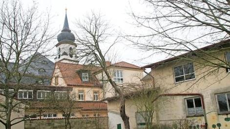 Zu dem rund 3000 Quadratmeter großen Neuner-Areal in der Ebensfelder Ortsmitte gehört auch ein Gartengrundstück, das ins Nutzungskonzept mit aufgenommen werden soll.