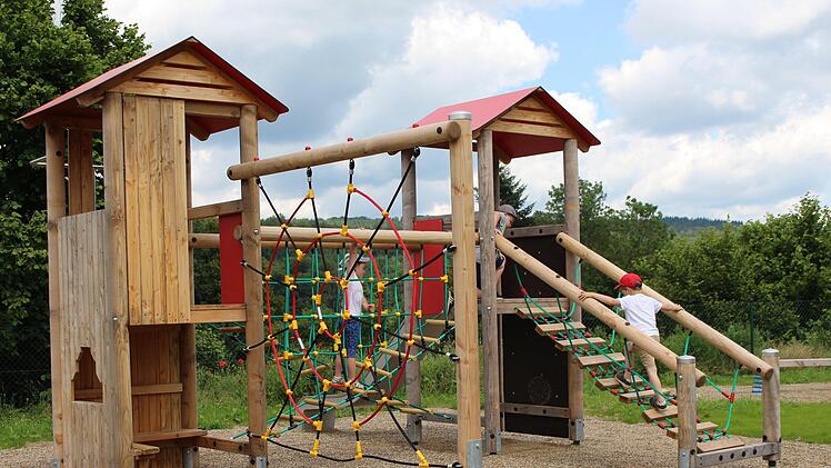 Im Volkerser Kindergarten sind die Bauarbeiten am Spielplatz ganz frisch abgeschlossen. Zweieinhalb Jahre mussten die Kinder ohne Spielgeräte auskommen. Foto: Julia Raab