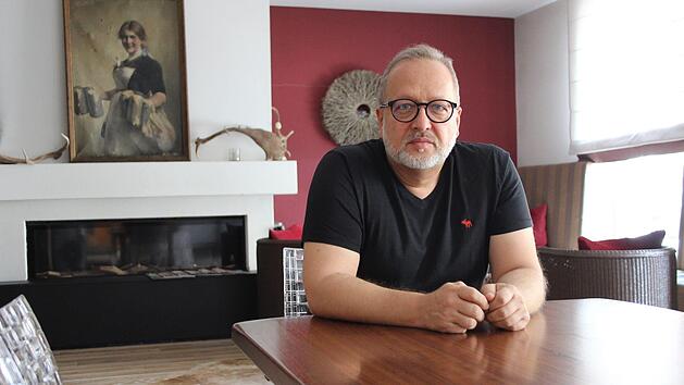 Christian P&ouml;llmann verzeichnet immer noch kaum Besucher im  Hotel Drei Kronen in Adelsdorf.  Scheuerer