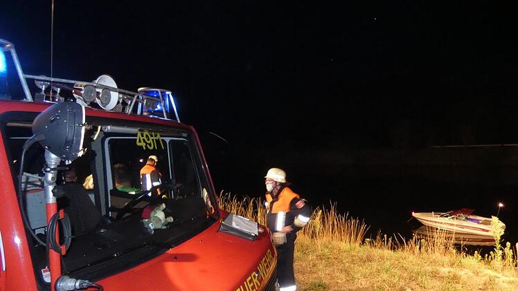 Die Freiwilligen Feuerwehren aus Gädheim-Ottendorf und Schonungen waren mit jeweils 20 Mann vor Ort. Foto: Christian Licha