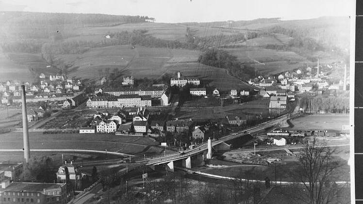 Die Blaich in den dreißiger Jahren: In der Bildmitte oben die Meußdoerffer-Schule. Links darunter die Wohnblocks an der Blaicher Straße, davor der Gebäudekomplex des Schlachthofes. Links davon sind die Kleingärten für die Mitarbeiter zu erkennen. Vorne die Berliner Brücke, die die neu gebaute Flutmulde überspannt.  Foto: Archiv