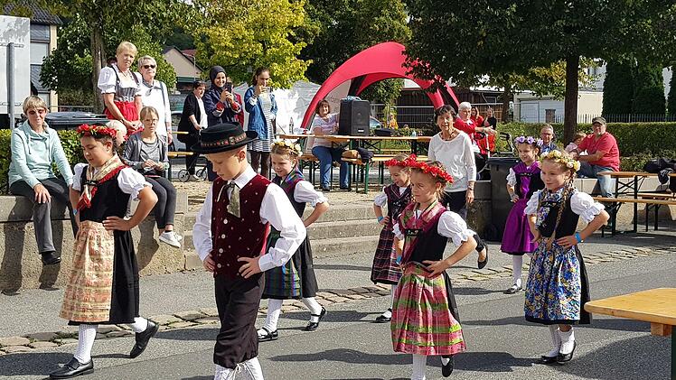 Die Kindertrachtentanzgruppe tanzte am Familientag vor dem Museum.